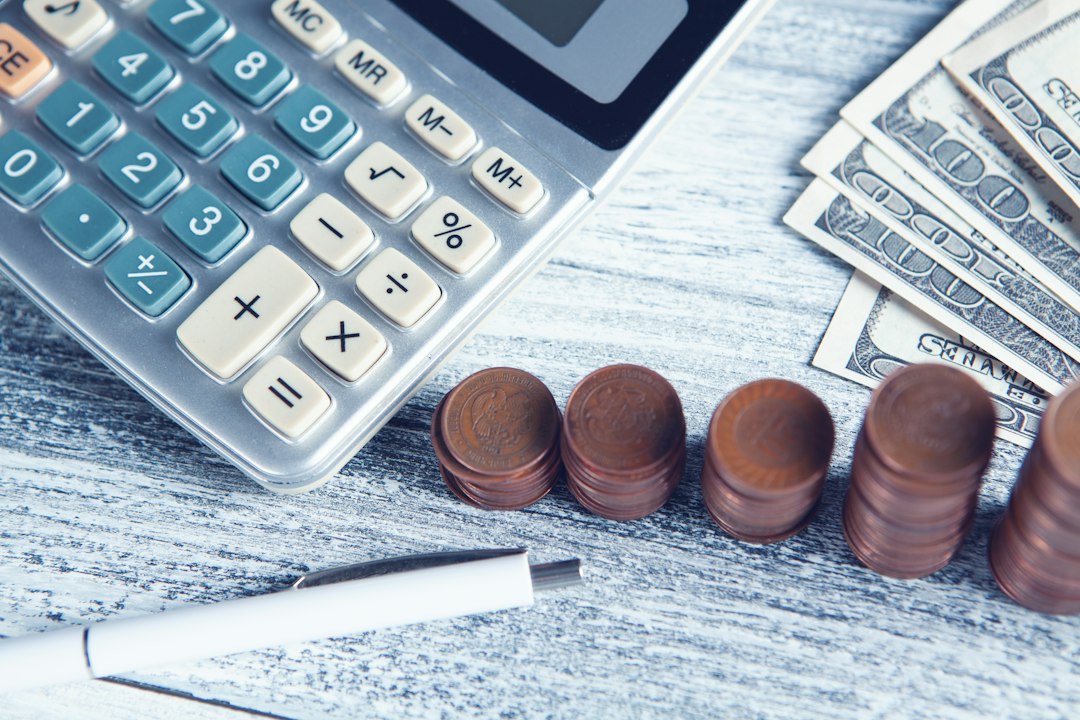 Calculadora, moedas e cédulas sobre a mesa
